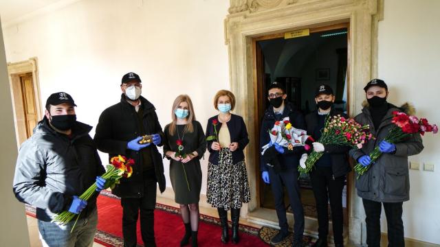 Zâmbete și flori dăruite de ASCOR Alba Iulia cu prilejul Zilei Internaționale a Femeii