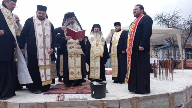 Doi ierarhi au pus piatra de temelie a Bisericii „Sfântul Nicolae” din Edineţ