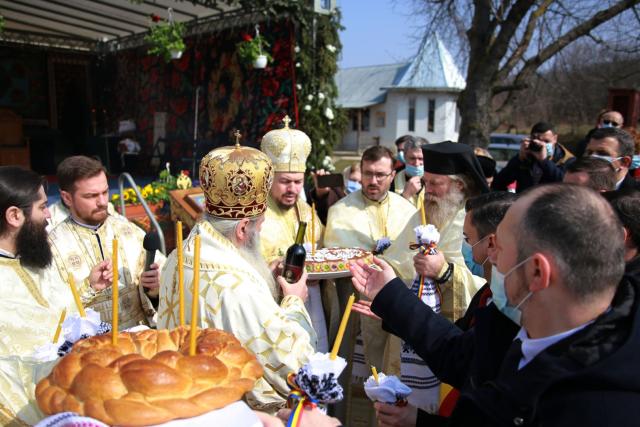 Sfântă Liturghie săvârșită de doi ierarhi, la împlinirea a 103 ani de la Unirea Basarabiei cu România