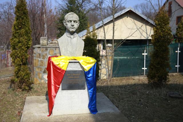 Sfântă Liturghie săvârșită de doi ierarhi, la împlinirea a 103 ani de la Unirea Basarabiei cu România
