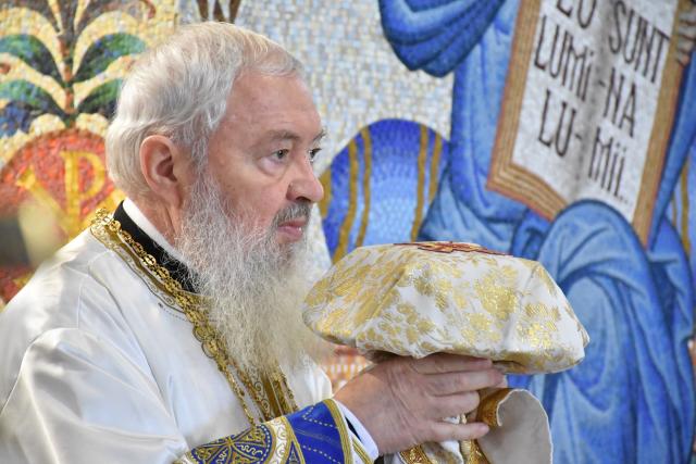 (Video) „Biserica Ortodoxă îl predică pe Domnul Iisus Hristos, Cel care ridică păcatele lumii” – IPS Andrei