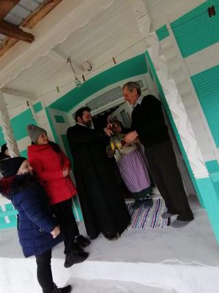 Cadouri şi buchete cu flori pentru familiile din Ghergheşti care au fiii plecaţi în străinătate