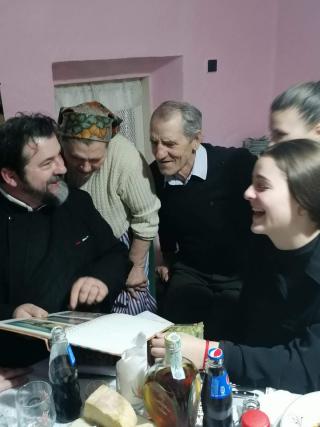 Cadouri şi buchete cu flori pentru familiile din Ghergheşti care au fiii plecaţi în străinătate