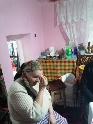 Cadouri şi buchete cu flori pentru familiile din Ghergheşti care au fiii plecaţi în străinătate