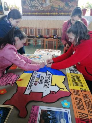 Cadouri şi buchete cu flori pentru familiile din Ghergheşti care au fiii plecaţi în străinătate