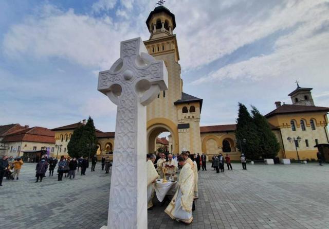 Alba Iulia: A fost sfinţită o cruce monument în curtea catedralei de 100 de ani