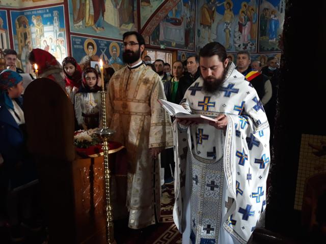 PS Părinte Nichifor Botoșăneanul a explicat credincioșilor din Țolici de ce cinstim Sfânta Cruce