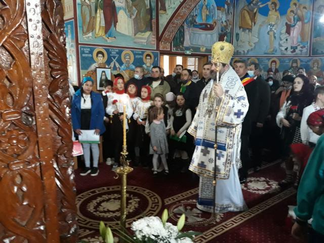 PS Părinte Nichifor Botoșăneanul a explicat credincioșilor din Țolici de ce cinstim Sfânta Cruce