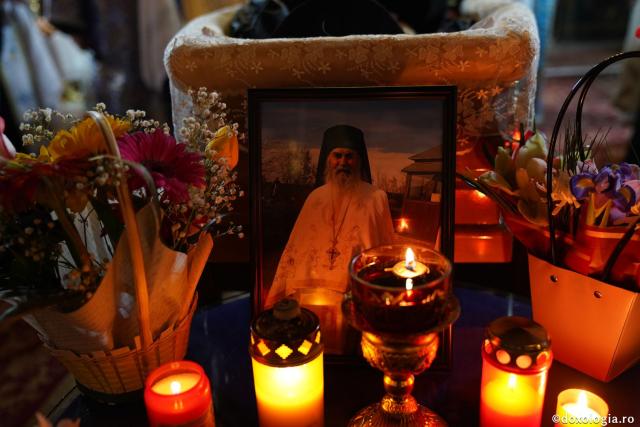 (Foto) Părintele protosinghel Nifon, „omul cel odihnitor”, a fost înmormântat la Mănăstirea Cetăţuia