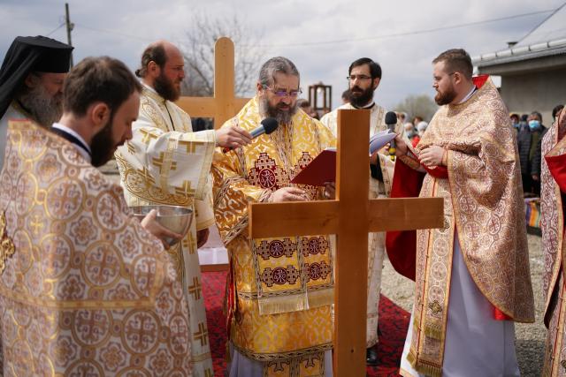 Piatră de temelie pentru o nouă biserică parohială în Râșca, după ce fostul locaș de cult a fost distrus de un incendiu