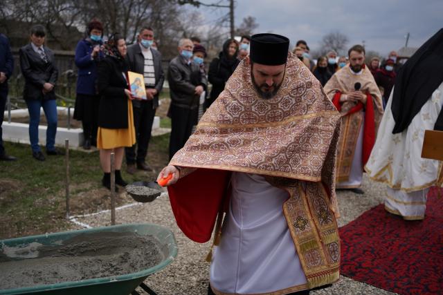 Piatră de temelie pentru o nouă biserică parohială în Râșca, după ce fostul locaș de cult a fost distrus de un incendiu