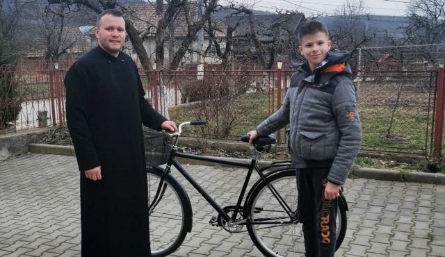 Preotul care oferă biciclete copiilor: „Vin dintr-o familie de preoţi şi i-am văzut pe ai mei dăruind tot timpul”