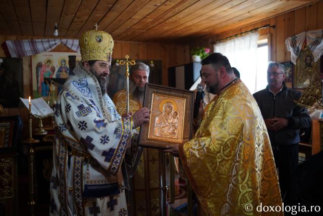 Binecuvântare arhierească în parohia care a rămas fără biserică. PS Nichifor Botoșăneanul: „Moare omul sfânt, sfințenia lui rămâne lucrătoare”