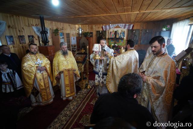 Binecuvântare arhierească în parohia care a rămas fără biserică. PS Nichifor Botoșăneanul: „Moare omul sfânt, sfințenia lui rămâne lucrătoare”