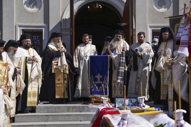 Părintele Dumitru Merticariu a fost înmormântat lângă biserica unde a slujit aproape trei decenii