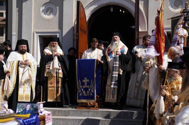 Părintele Dumitru Merticariu a fost înmormântat lângă biserica unde a slujit aproape trei decenii