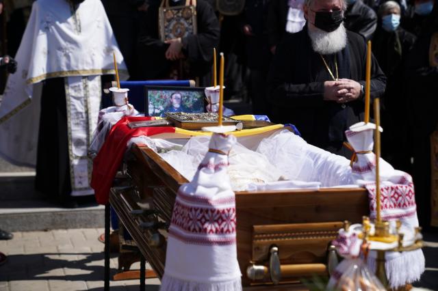 Părintele Dumitru Merticariu a fost înmormântat lângă biserica unde a slujit aproape trei decenii