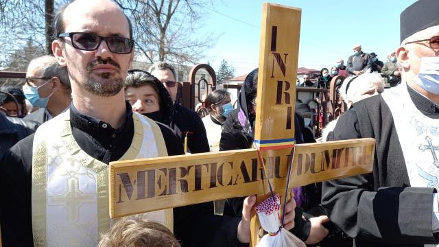 Părintele Dumitru Merticariu a fost înmormântat lângă biserica unde a slujit aproape trei decenii