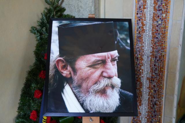 Părintele Dumitru Merticariu a fost înmormântat lângă biserica unde a slujit aproape trei decenii