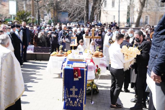 Părintele Dumitru Merticariu a fost înmormântat lângă biserica unde a slujit aproape trei decenii