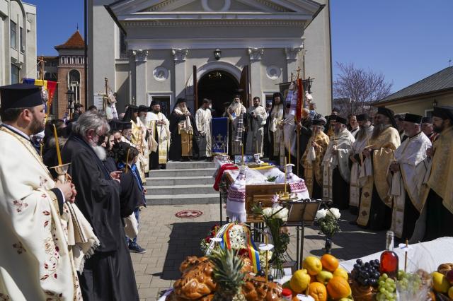 Părintele Dumitru Merticariu a fost înmormântat lângă biserica unde a slujit aproape trei decenii