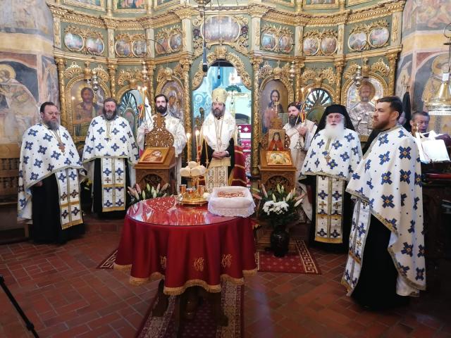 Slujiri arhierești la biserica Spitalului de Copii Botoșani, la Mănăstirea Popăuți și la Mănăstirea Coșula
