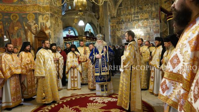 Liturghie arhierească în Duminica Sfintei Cruci la Catedrala Arhiepiscopală din Suceava