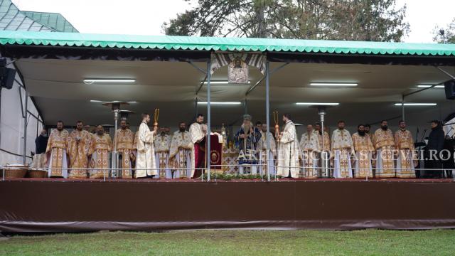 Liturghie arhierească în Duminica Sfintei Cruci la Catedrala Arhiepiscopală din Suceava