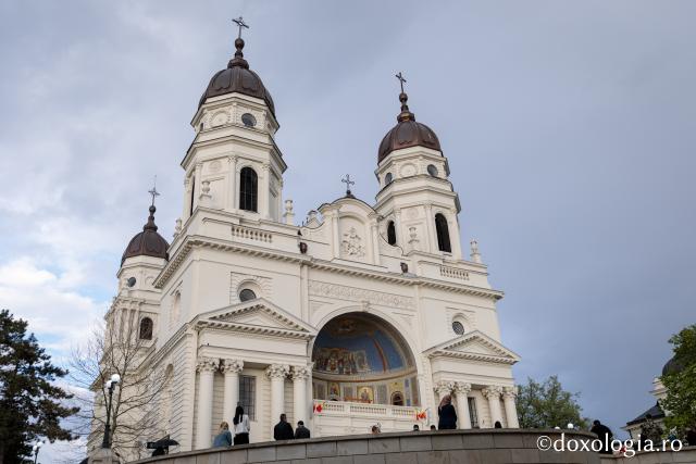 (Foto) „În mormânt, Viață...” – Fragmente din slujba Prohodului la Catedrala mitropolitană și la mănăstirea Sfinții Trei Ierarhi din Iași, 2021