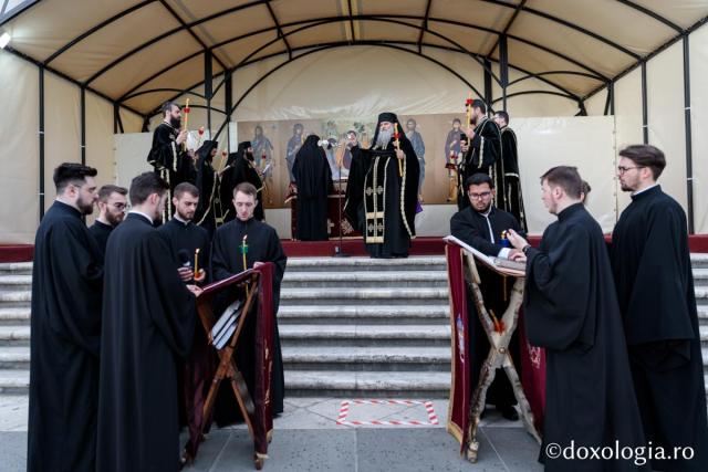 Denia Prohodului Domnului la Catedrala mitropolitană din Iași: „Pentru viața prietenilor Săi, Hristos Domnul a ales calea răstignirii”