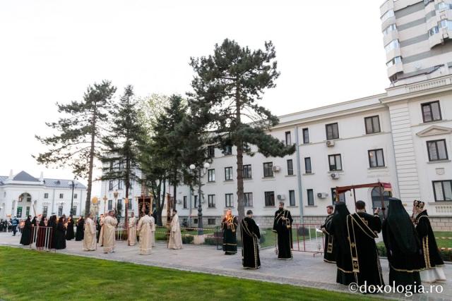 Denia Prohodului Domnului la Catedrala mitropolitană din Iași: „Pentru viața prietenilor Săi, Hristos Domnul a ales calea răstignirii”