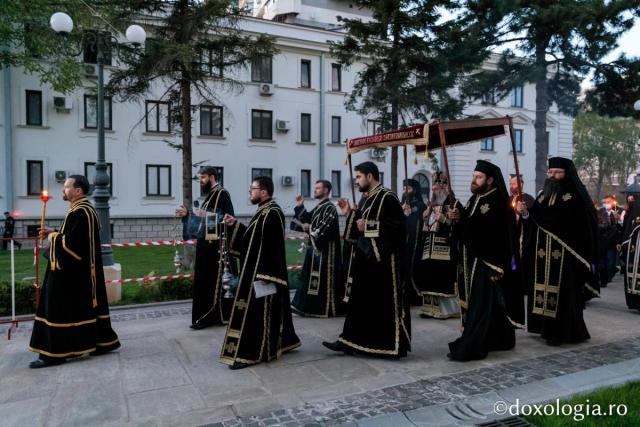 Denia Prohodului Domnului la Catedrala mitropolitană din Iași: „Pentru viața prietenilor Săi, Hristos Domnul a ales calea răstignirii”