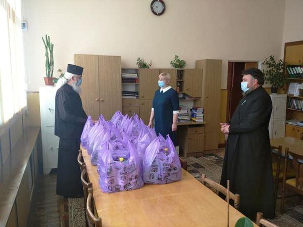Profesorii şi actorii pensionari din Bălţi au primit daruri din partea Bisericii