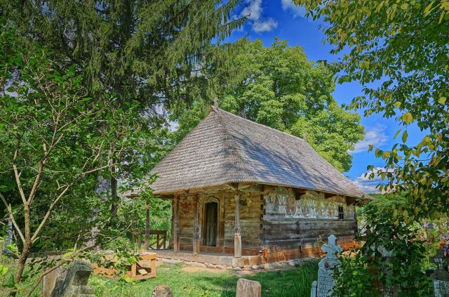 Biserica de lemn din satul Urşi a fost premiată de Comisia Europeană: „Are o frumuseţe remarcabilă”