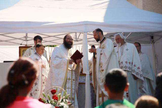 Slujbă arhierească în localitatea Crucea. IPS Teofan a binecuvântat centrul social al Parohiei „Sf. Voievozi”