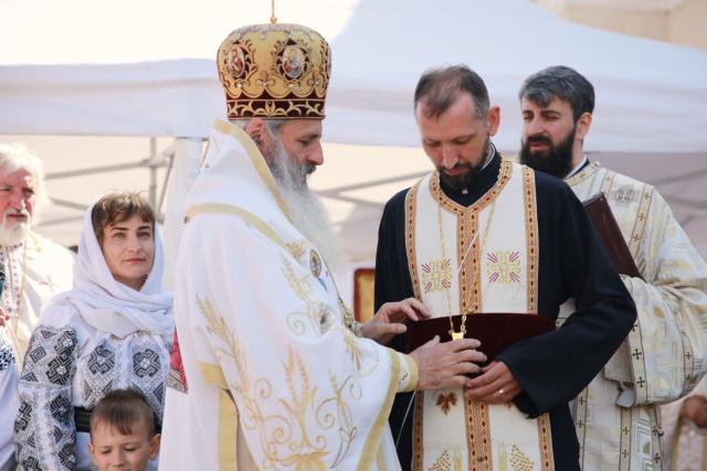 Slujbă arhierească în localitatea Crucea. IPS Teofan a binecuvântat centrul social al Parohiei „Sf. Voievozi”
