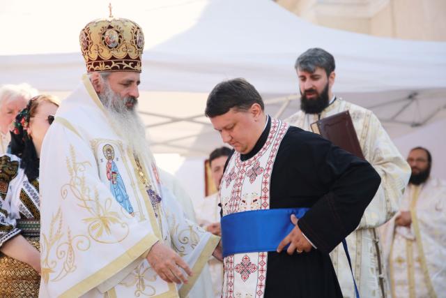 Slujbă arhierească în localitatea Crucea. IPS Teofan a binecuvântat centrul social al Parohiei „Sf. Voievozi”