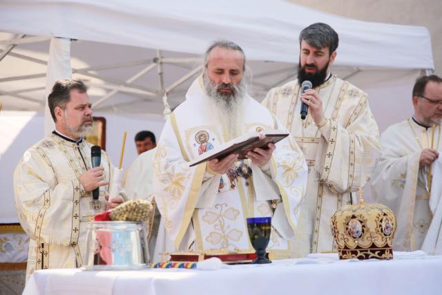 Slujbă arhierească în localitatea Crucea. IPS Teofan a binecuvântat centrul social al Parohiei „Sf. Voievozi”