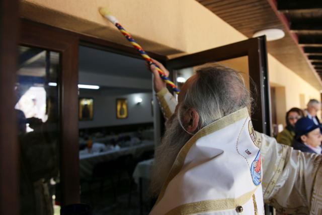 Slujbă arhierească în localitatea Crucea. IPS Teofan a binecuvântat centrul social al Parohiei „Sf. Voievozi”
