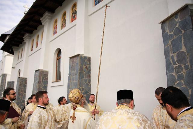 (Video) Biserica „Sfântul Nicolae” din Agapia a fost resfințită de Părintele Mitropolit Teofan