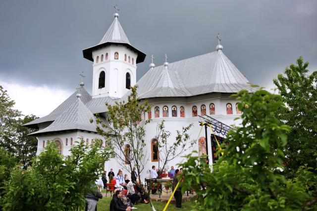 Ctitoria Părintelui Patriarh Teoctist Arăpașu, resfințită de IPS Părinte Mitropolit Teofan
