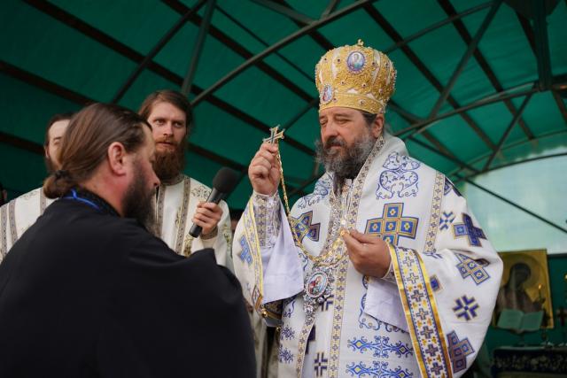 Slujire arhierească și procesiune la hramul Mănăstirii Bistrița: „În Maica Domnului s-a împlinit dorul lui Dumnezeu pentru om”