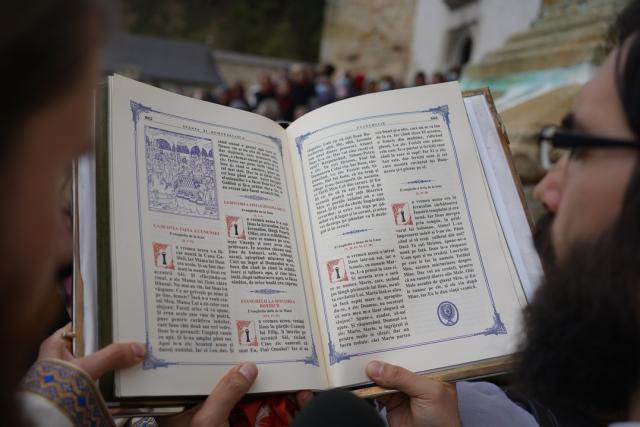 Slujire arhierească și procesiune la hramul Mănăstirii Bistrița: „În Maica Domnului s-a împlinit dorul lui Dumnezeu pentru om”