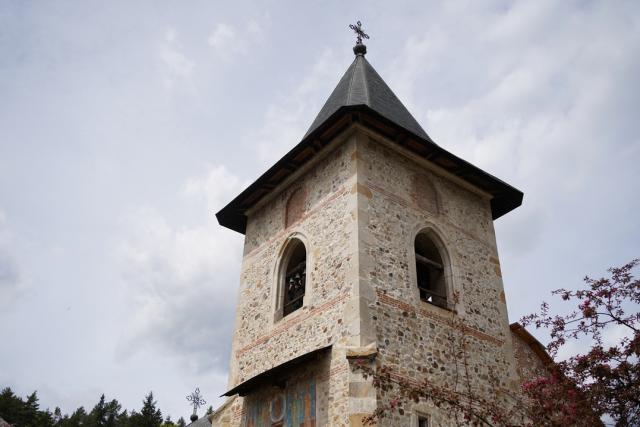 Slujire arhierească și procesiune la hramul Mănăstirii Bistrița: „În Maica Domnului s-a împlinit dorul lui Dumnezeu pentru om”