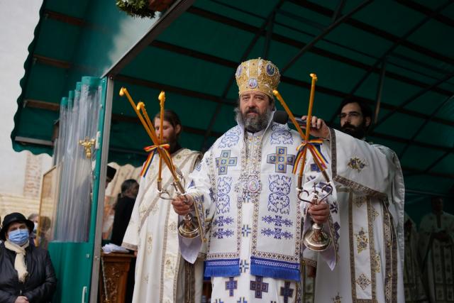Slujire arhierească și procesiune la hramul Mănăstirii Bistrița: „În Maica Domnului s-a împlinit dorul lui Dumnezeu pentru om”