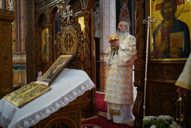 IPS Mitropolit Teofan, la Parohia Precista II din Piatra Neamț: „Creștinul adevărat este creștinul care nu deznădăjduiește”