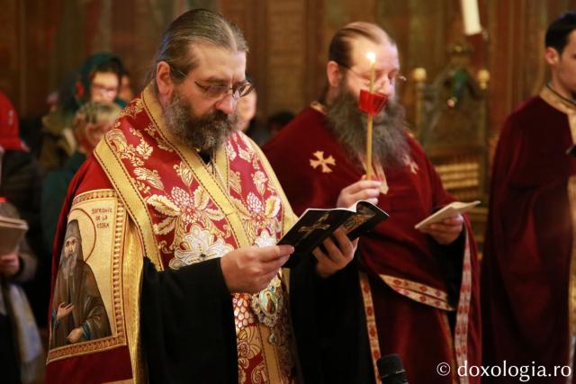Slujba Prohodului la Mănăstirea „Sfinții Trei Ierarhi” din Iași. PS Nichifor Botoșăneanul a oficiat ultima denie din acest an