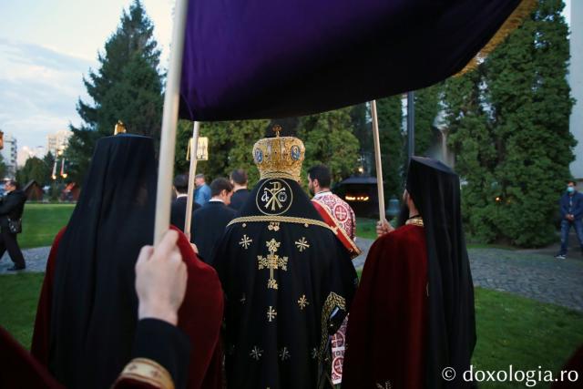 Slujba Prohodului la Mănăstirea „Sfinții Trei Ierarhi” din Iași. PS Nichifor Botoșăneanul a oficiat ultima denie din acest an