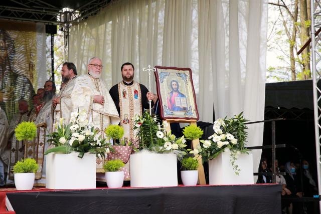 Paraclisul Parohiei „Sfânta Parascheva” din Piatra Neamț a fost sfințit de IPS Mitropolit Teofan