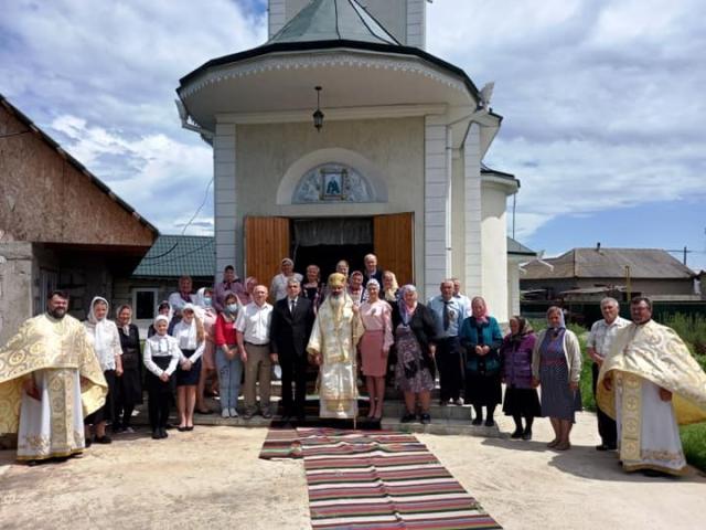 Liturghie arhierească în Parohia Vărvareuca-Floreşti